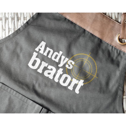 Personalisierte Grillschürze mit Kunstleder Applikation | Bratort | schwarz oder beige | mit Wunschnamen - verschenkich.de