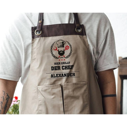 Personalisierte Grillschürze mit Kunstleder Applikation | Hier grillt der Chef | schwarz oder beige | Grillen mit Wunschnamen | Geschenk für Barbecue Fan - verschenkich.de