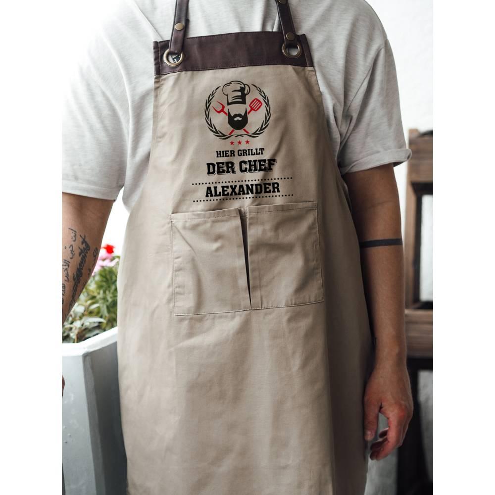 Personalisierte Grillschürze mit Kunstleder Applikation | Hier grillt der Chef | schwarz oder beige | Grillen mit Wunschnamen | Geschenk für Barbecue Fan - verschenkich.de