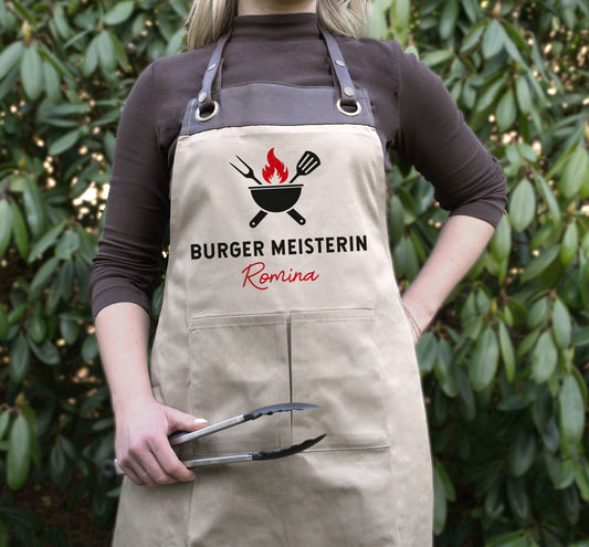 Personalisierte Grillschürze mit Kunstleder Applikation „Burger Meisterin“ in Beige oder Schwarz - verschenkich.de