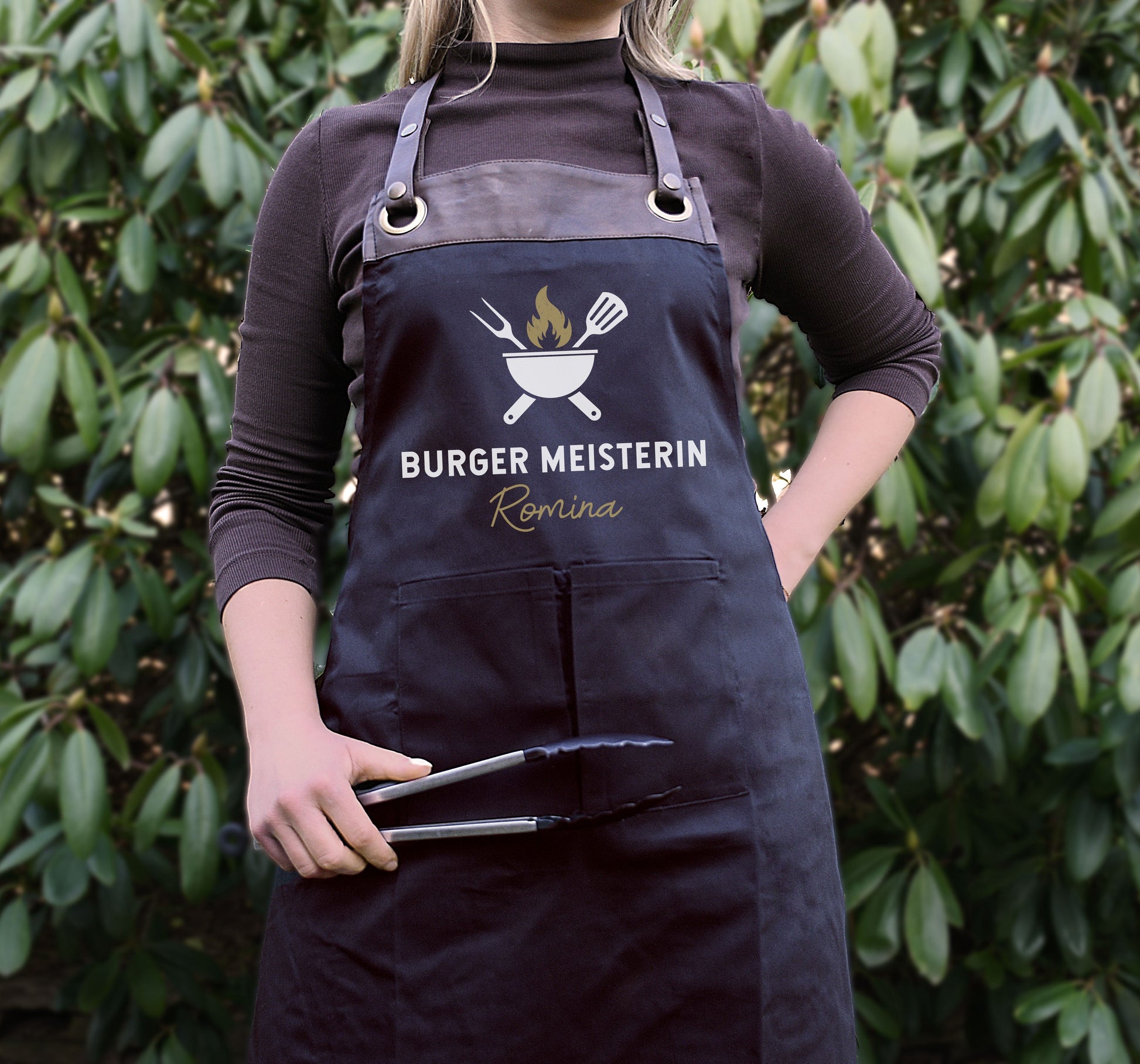 Personalisierte Grillschürze mit Kunstleder Applikation „Burger Meisterin“ in Beige oder Schwarz - verschenkich.de