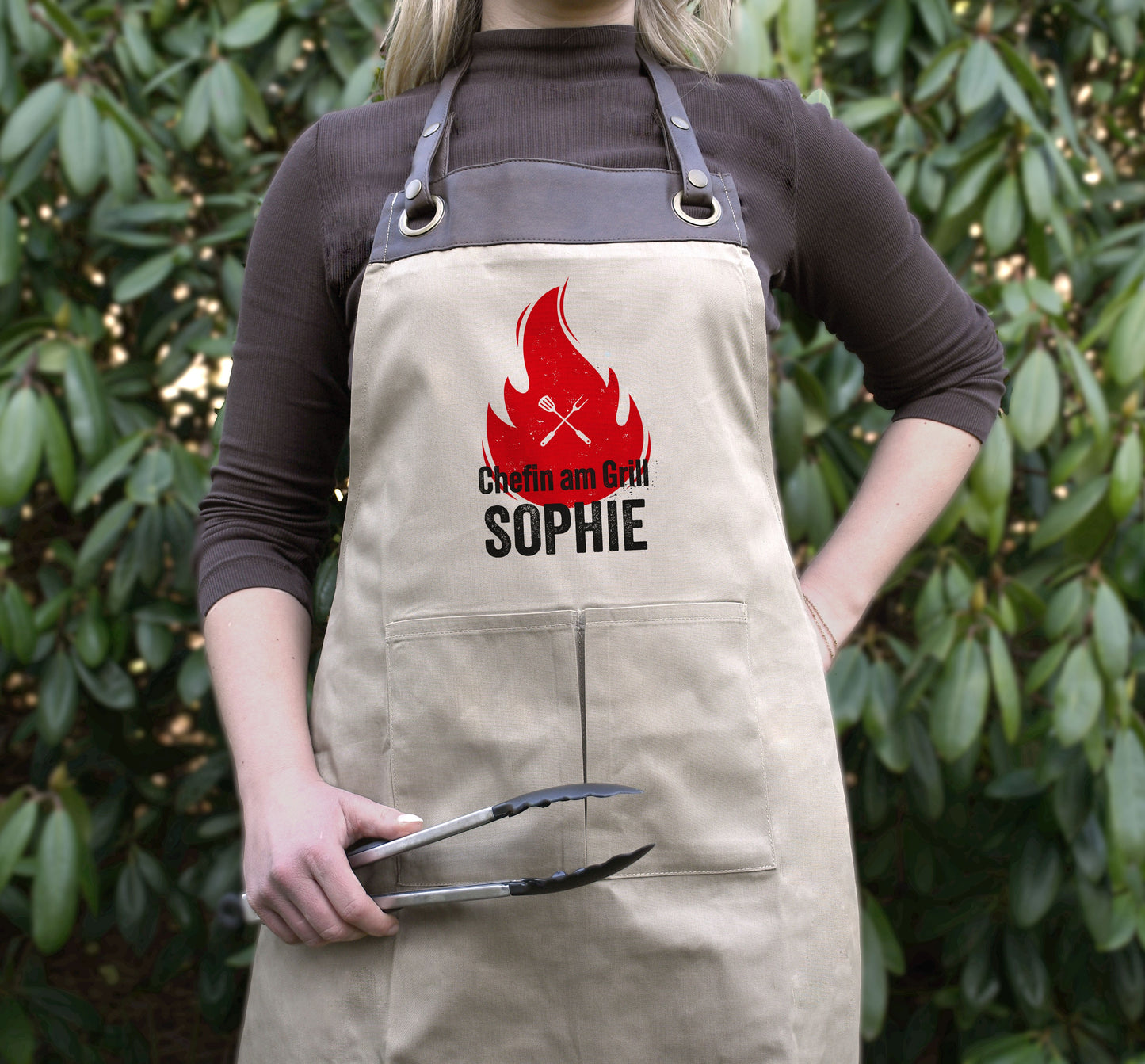Personalisierte Grillschürze mit Kunstleder Applikation „Chefin am Grill“ in Beige oder Schwarz - verschenkich.de