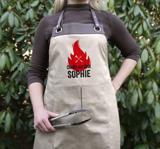Personalisierte Grillschürze mit Kunstleder Applikation „Chefin am Grill“ in Beige oder Schwarz - verschenkich.de