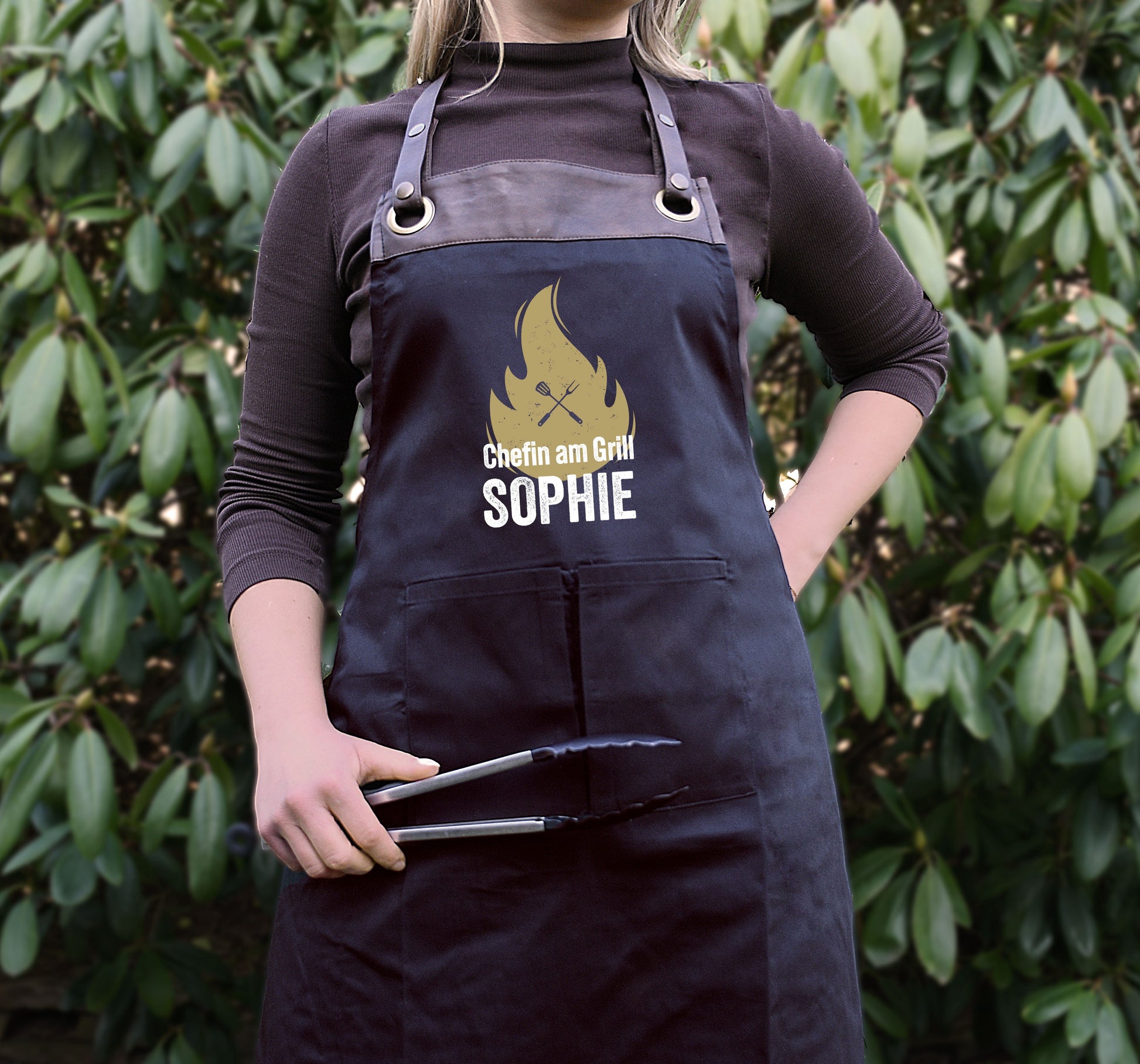 Personalisierte Grillschürze mit Kunstleder Applikation „Chefin am Grill“ in Beige oder Schwarz - verschenkich.de