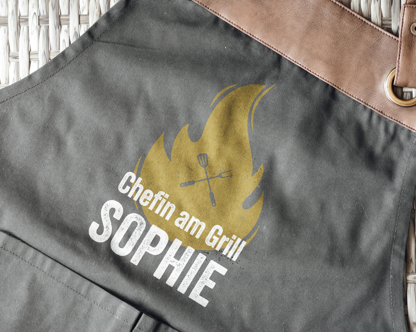 Personalisierte Grillschürze mit Kunstleder Applikation „Chefin am Grill“ in Beige oder Schwarz - verschenkich.de