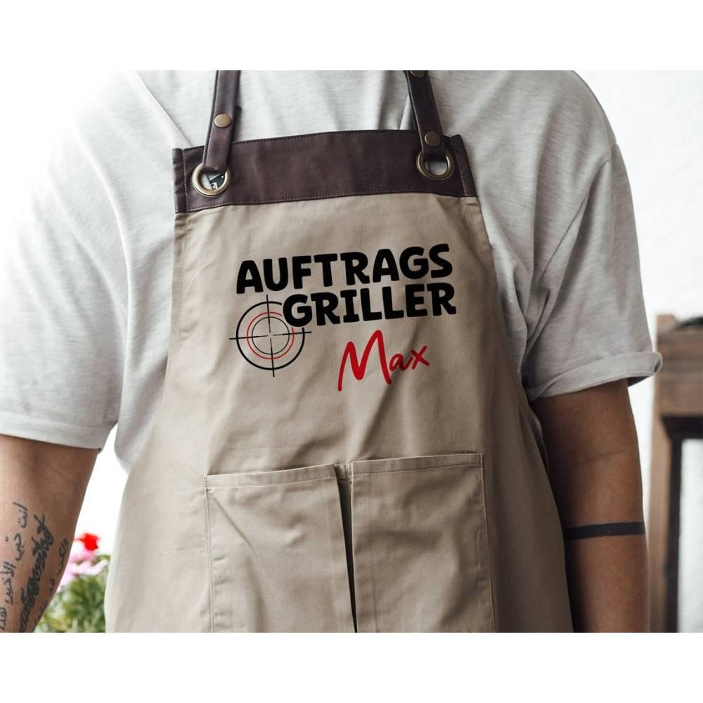 Personalisierte Grillschürze mit Kunstleder Applikation | Auftragsgriller | schwarz oder beige | Grillen mit Wunschnamen | Geschenk für Barbecue Fan - verschenkich.de