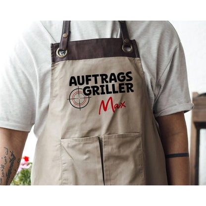 Personalisierte Grillschürze mit Kunstleder Applikation | Auftragsgriller | schwarz oder beige | Grillen mit Wunschnamen | Geschenk für Barbecue Fan - verschenkich.de