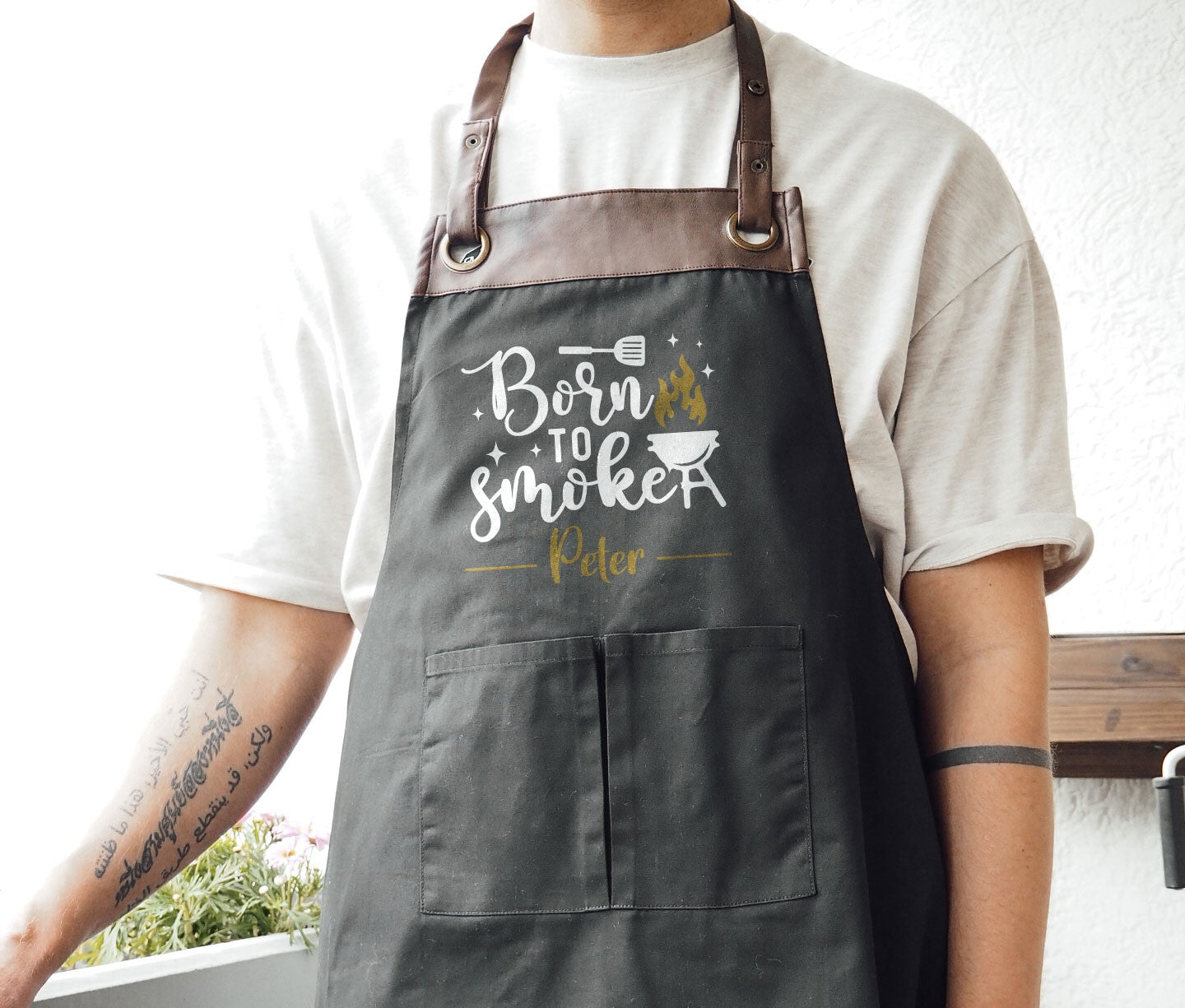 Personalisierte Grillschürze mit Kunstleder Applikation | Born to smoke | schwarz oder beige - verschenkich.de
