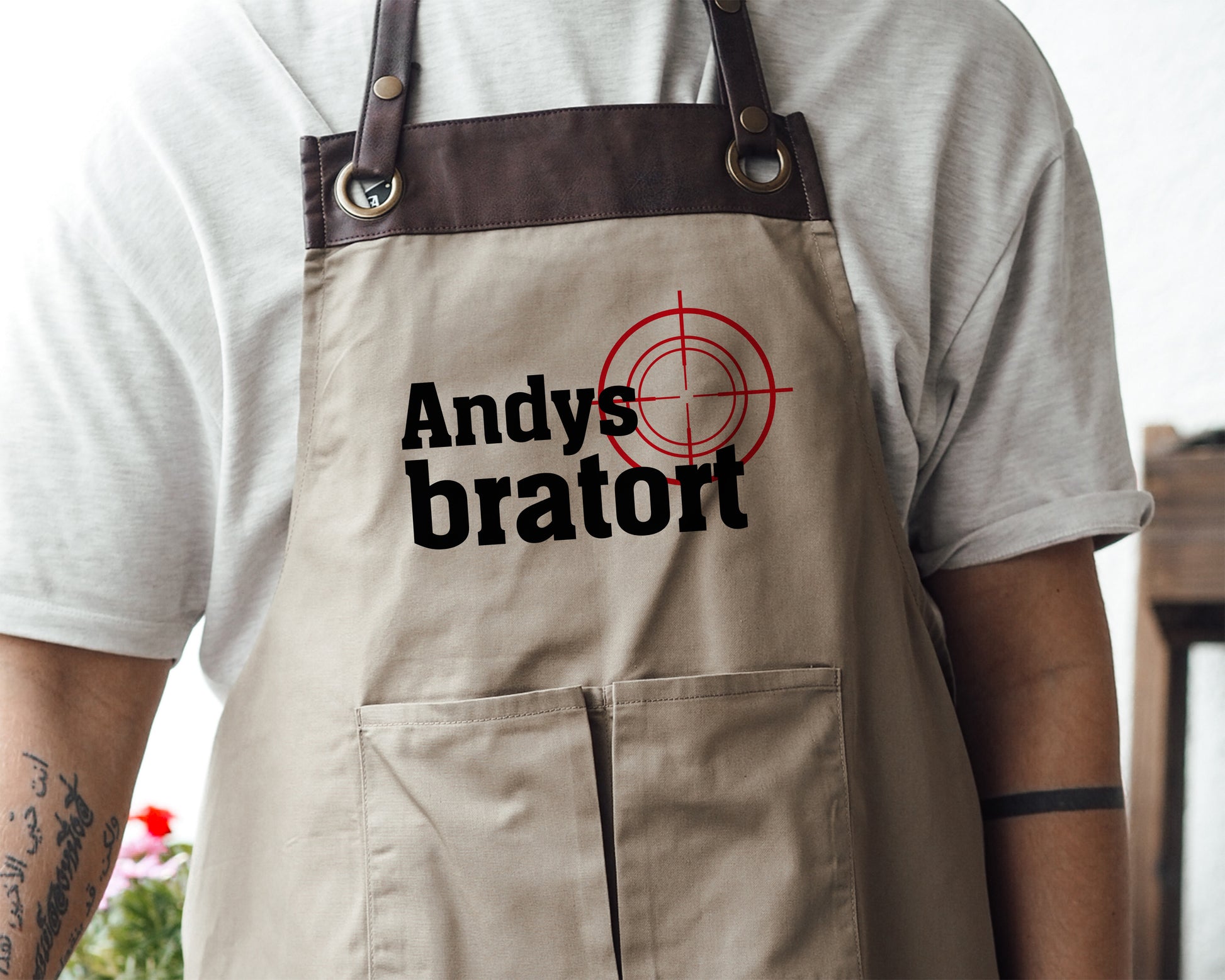 Personalisierte Grillschürze mit Kunstleder Applikation | Bratort | schwarz oder beige | mit Wunschnamen - verschenkich.de