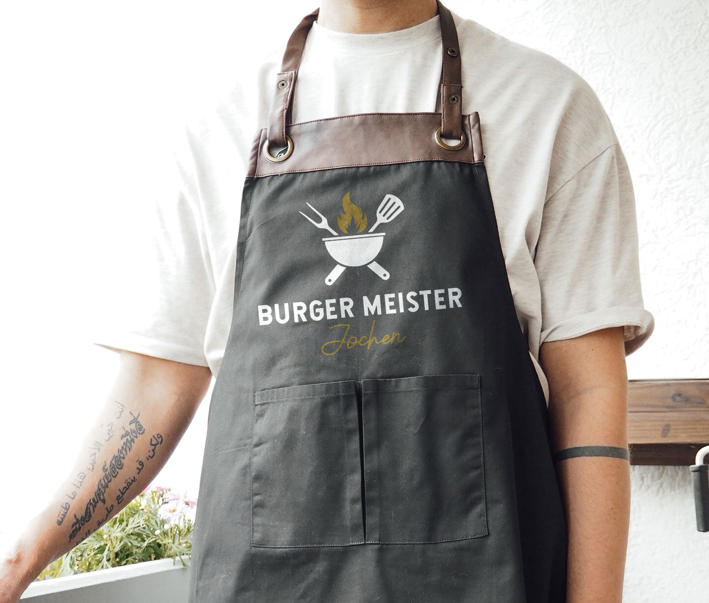 Personalisierte Grillschürze mit Kunstleder Applikation | Burger Meister | schwarz oder beige - verschenkich.de