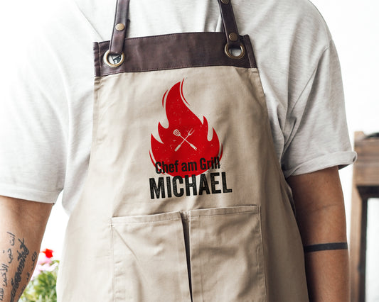 Personalisierte Grillschürze mit Kunstleder Applikation | Chef am Grill | schwarz oder beige - verschenkich.de