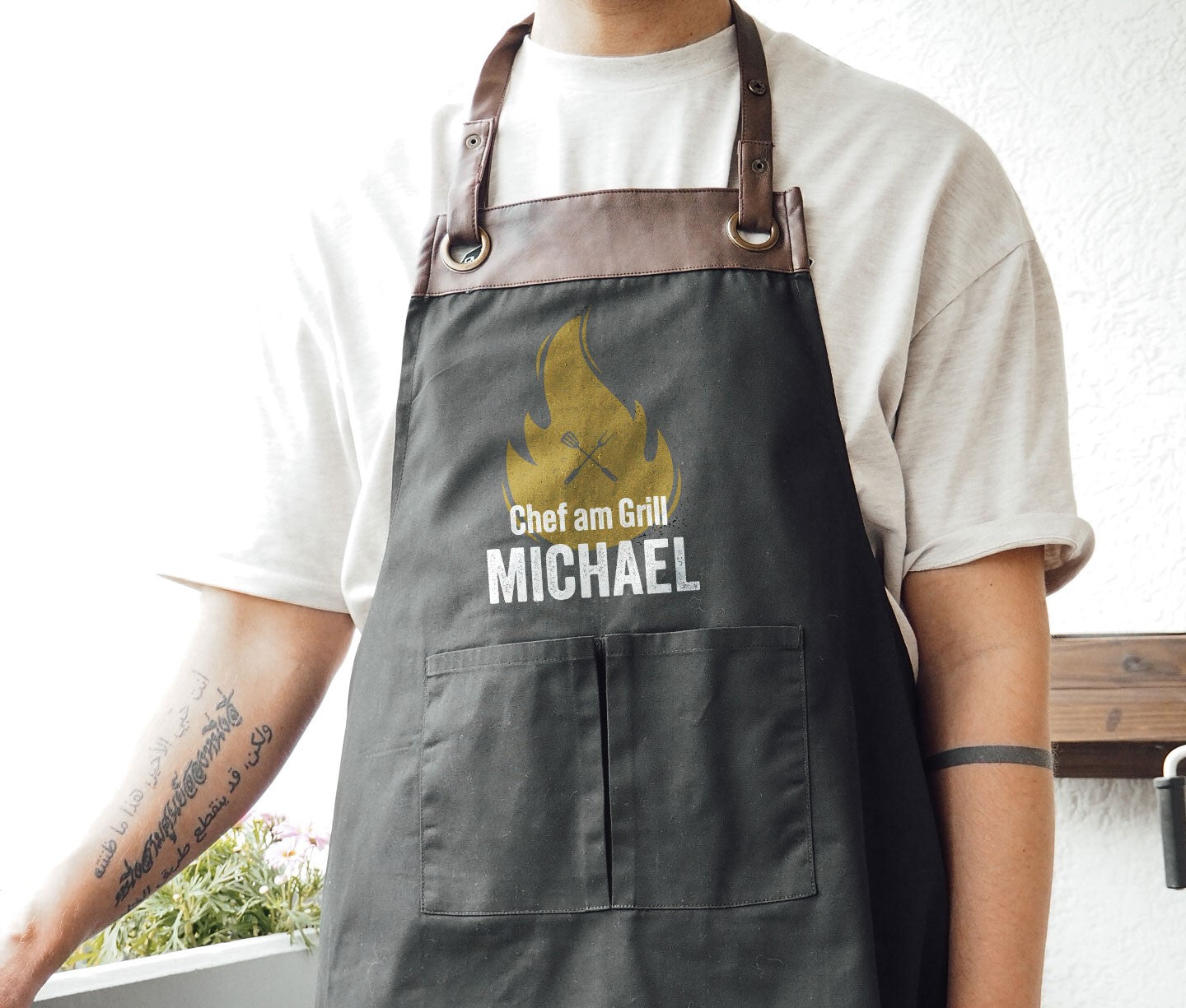 Personalisierte Grillschürze mit Kunstleder Applikation | Chef am Grill | schwarz oder beige - verschenkich.de