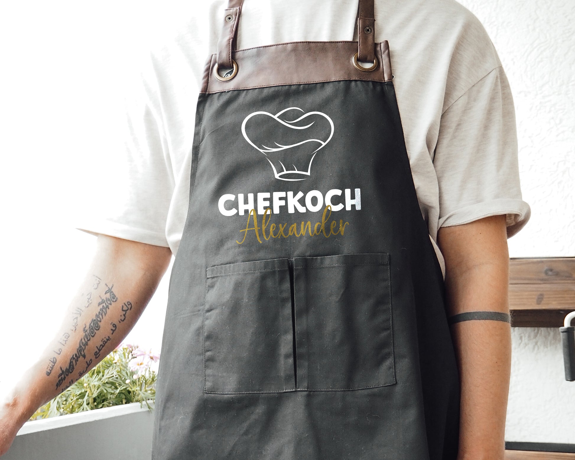 Personalisierte Grillschürze mit Kunstleder Applikation | Chefkoch | schwarz oder beige | mit Wunschnamen - verschenkich.de