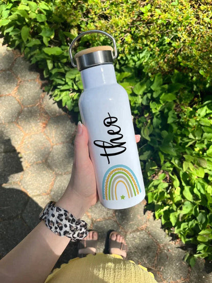 Personalisierte Isolierflasche mit eigenen Namen oder Wunschname - Motiv: Blau/Grün - verschenkich.de