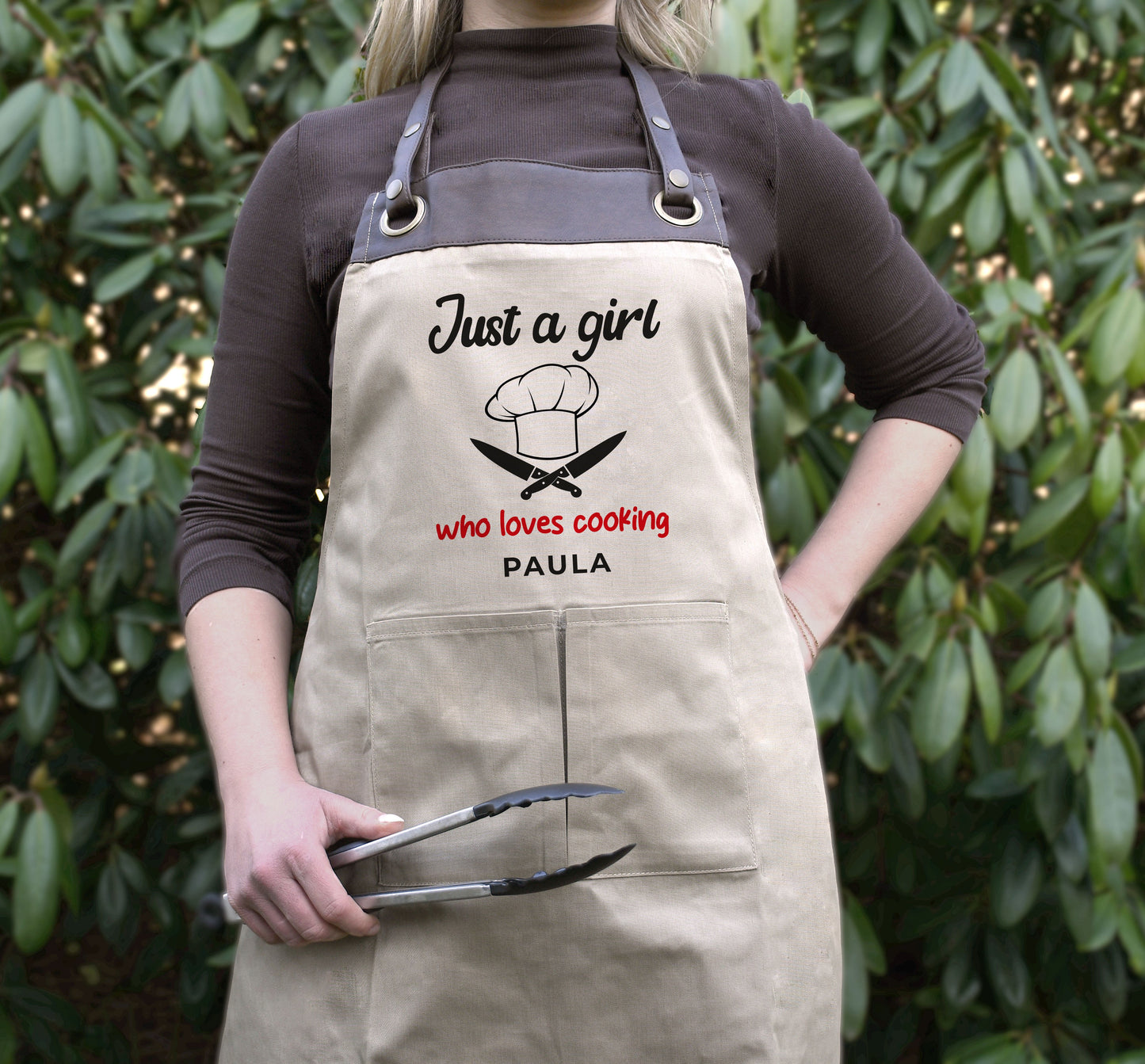 Personalisierte Kochschürze mit Kunstleder Applikation „Just a Girl Who Loves Cooking“ in Beige oder Schwarz - verschenkich.de