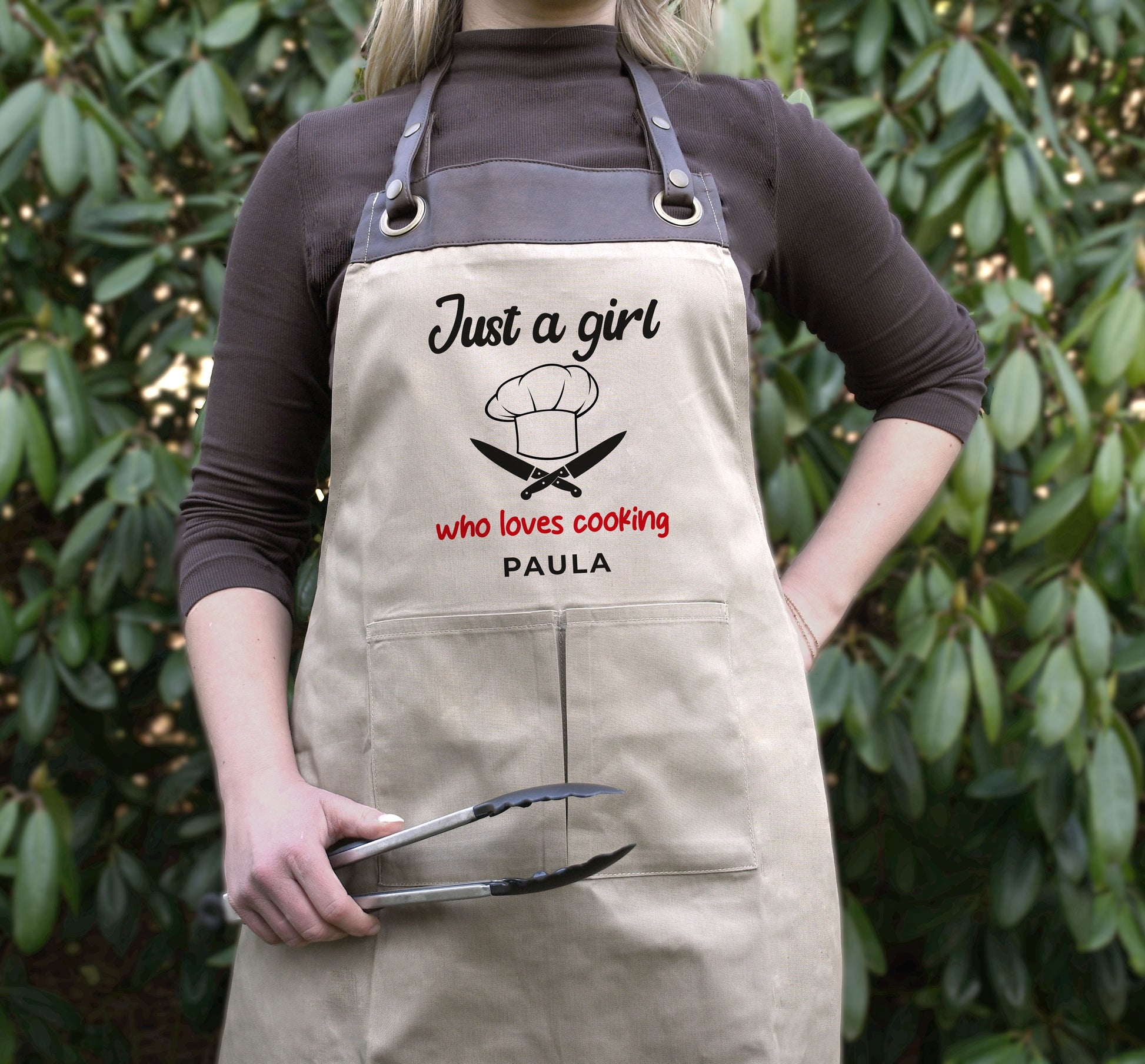 Personalisierte Kochschürze mit Kunstleder Applikation „Just a Girl Who Loves Cooking“ in Beige oder Schwarz - verschenkich.de