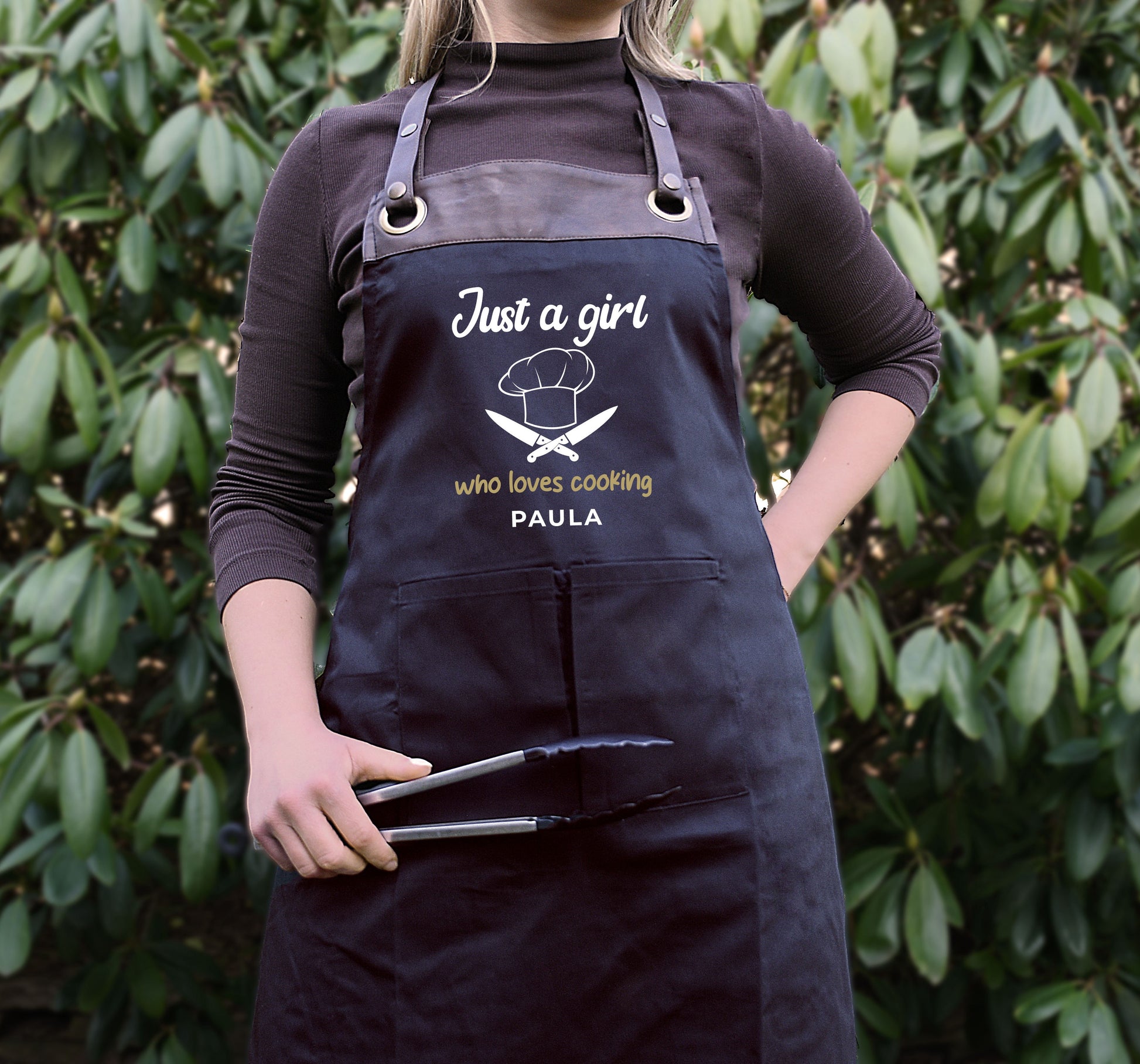 Personalisierte Kochschürze mit Kunstleder Applikation „Just a Girl Who Loves Cooking“ in Beige oder Schwarz - verschenkich.de