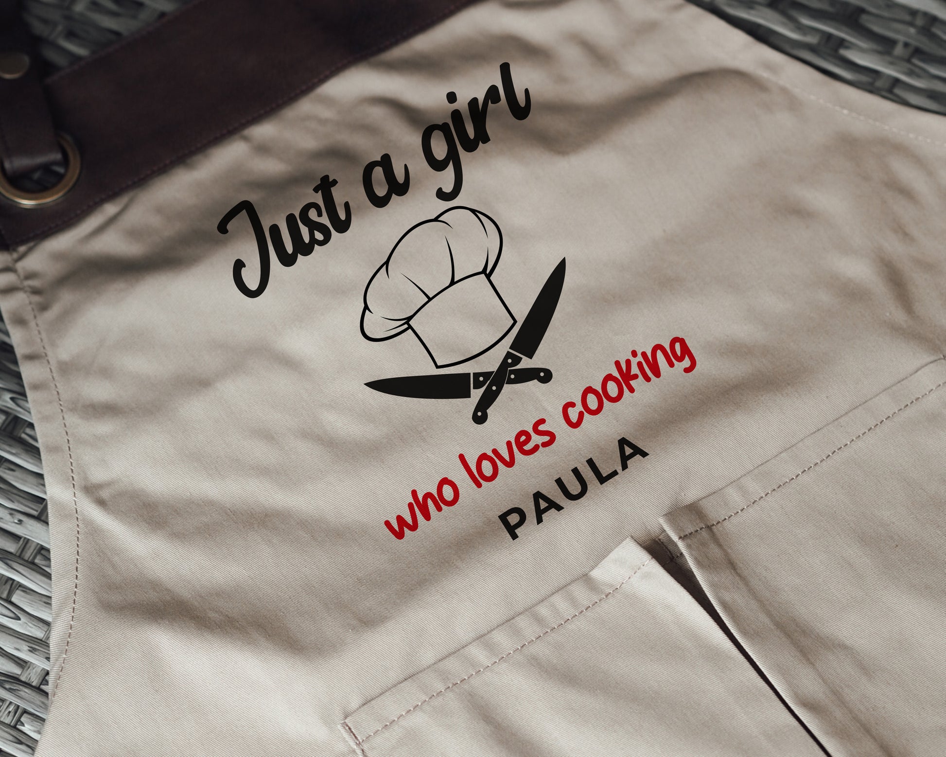 Personalisierte Kochschürze mit Kunstleder Applikation „Just a Girl Who Loves Cooking“ in Beige oder Schwarz - verschenkich.de
