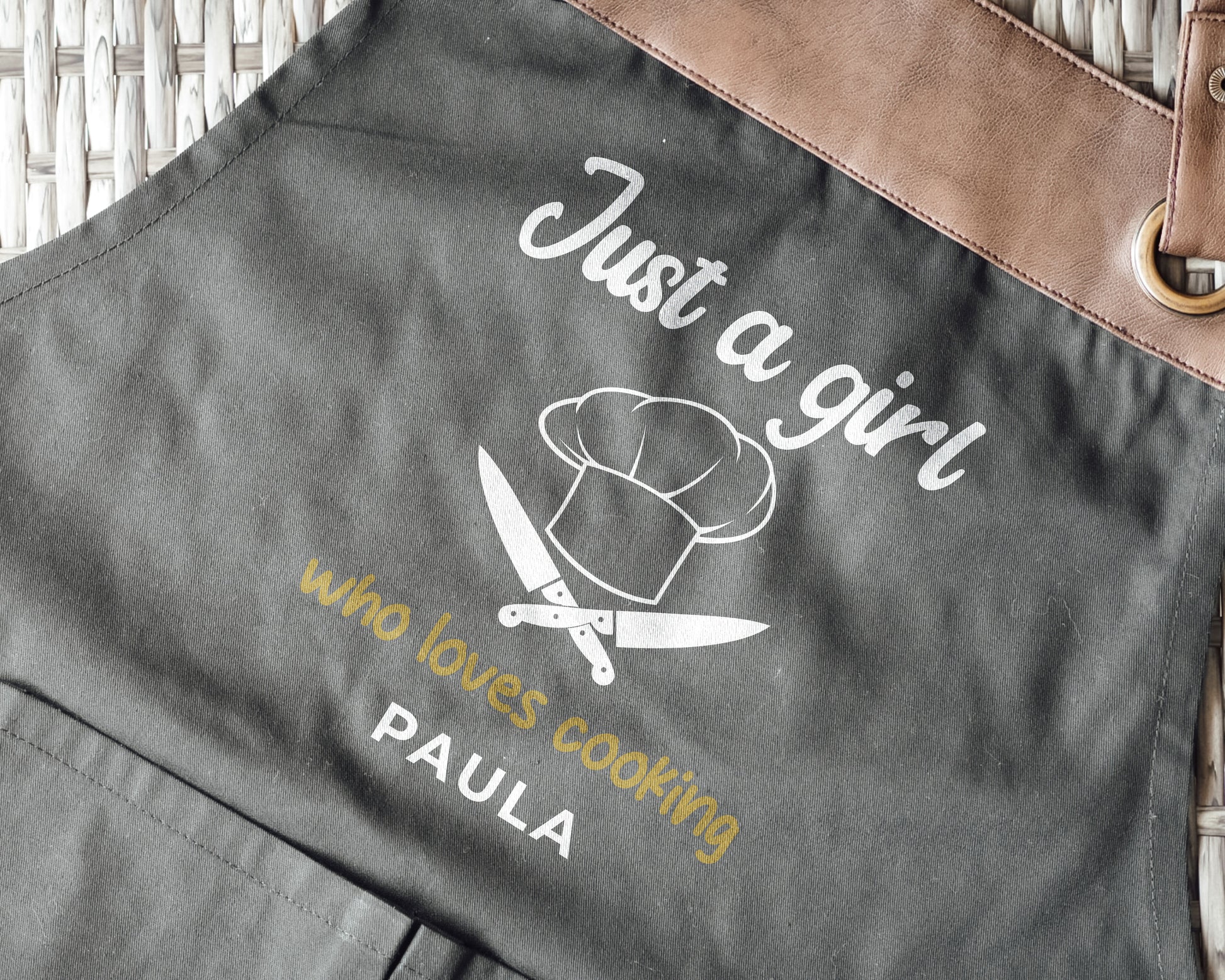 Personalisierte Kochschürze mit Kunstleder Applikation „Just a Girl Who Loves Cooking“ in Beige oder Schwarz - verschenkich.de