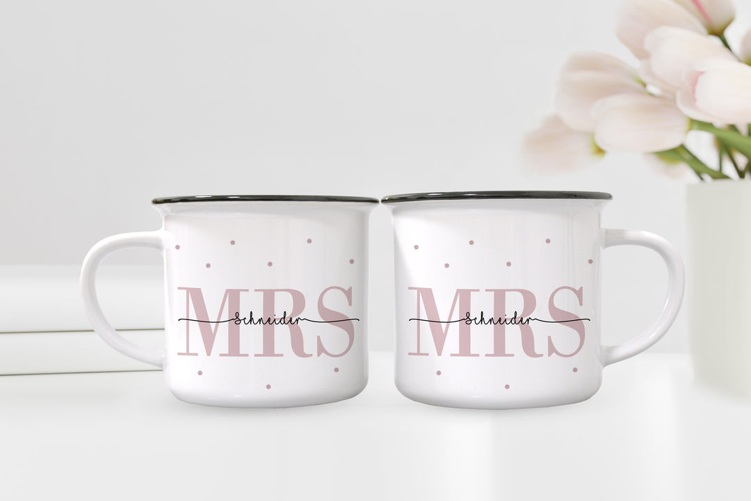Personalisierte Tassen im Set | Emaille-Look | Mrs + Mrs | mit Wunschnamen | Datum | Keramik | Geschenk zur Hochzeit, Jahrestag der Eheleute - verschenkich.de