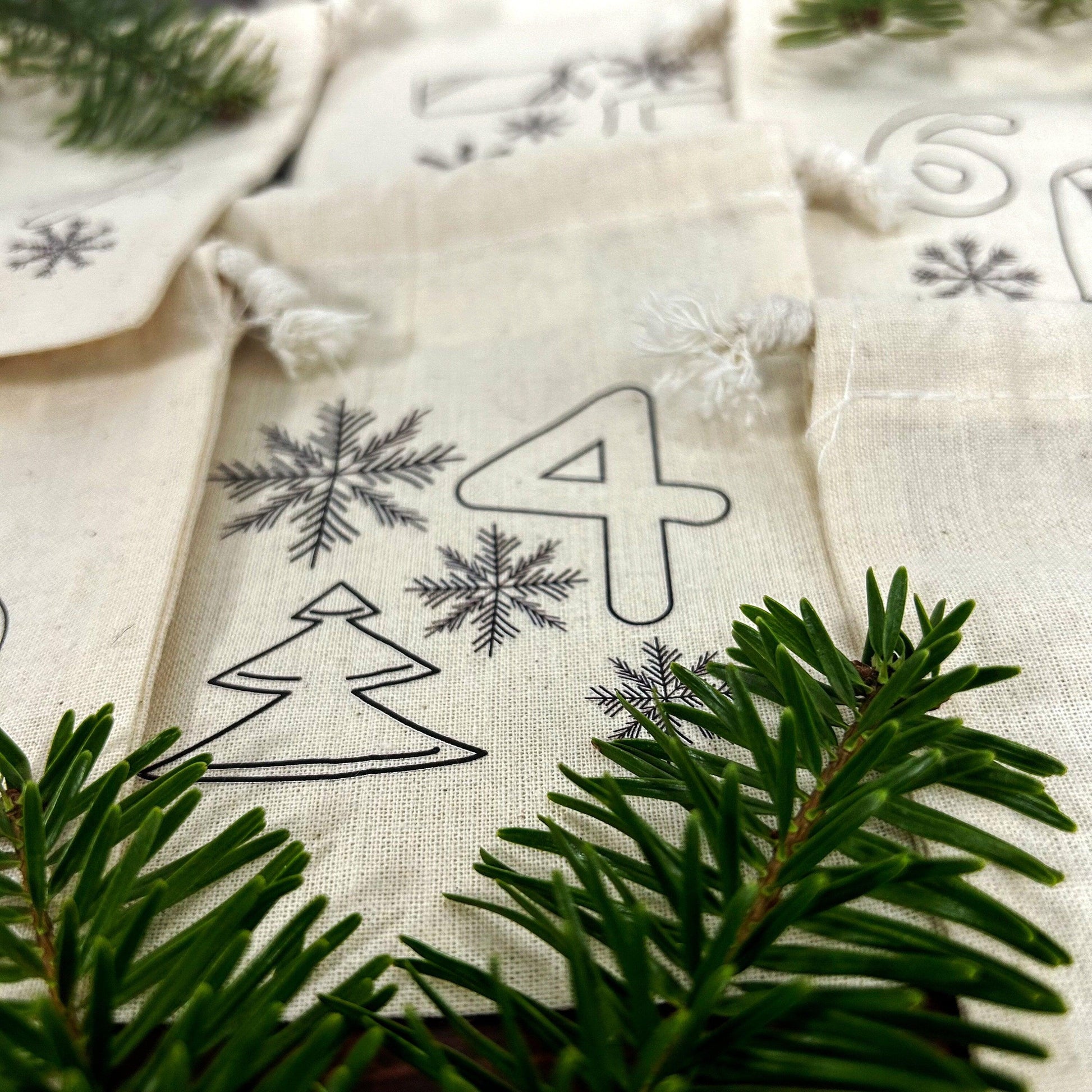 Personalisierter Adventskalender 24 Beutel mit Namen zum Befüllen - Motiv: Design 1 - verschenkich.de