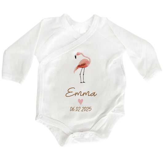 Personalisierter Baby Wickelbody aus Bio-Baumwolle | Flamingo | Name + Datum | Herz in Rosa oder Blau | Langarm Babybody | Geschenk Geburt - verschenkich.de
