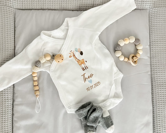 Personalisierter Baby Wickelbody aus Bio-Baumwolle | Giraffe | Name + Datum | Herz in Rosa oder Blau | Langarm Babybody | Geschenk Geburt - verschenkich.de