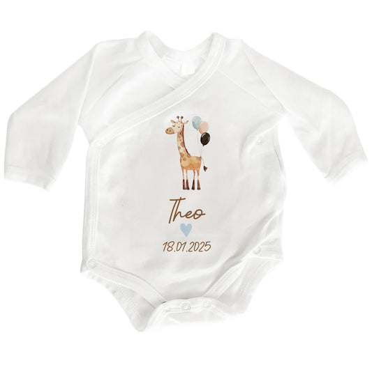 Personalisierter Baby Wickelbody aus Bio-Baumwolle | Giraffe | Name + Datum | Herz in Rosa oder Blau | Langarm Babybody | Geschenk Geburt - verschenkich.de