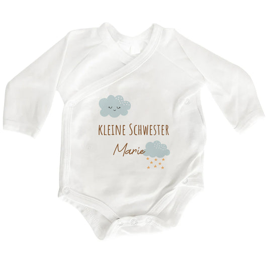 Personalisierter Baby Wickelbody aus Bio-Baumwolle | Kleine Schwester | Mit Namen | flauschige Wolken | Langarm Baby Body | Geschenk Geburt - verschenkich.de