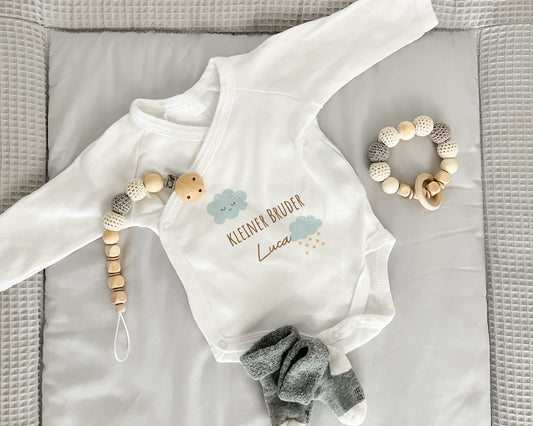 Personalisierter Baby Wickelbody aus Bio-Baumwolle | Kleiner Bruder | Mit Namen | flauschige Wolken | Langarm Baby Body | Geschenk Geburt - verschenkich.de