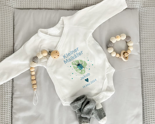 Personalisierter Baby Wickelbody aus Bio-Baumwolle | Kleiner Maikäfer Junge | Mit Namen + Datum | Blau | Langarm Babybody | Geschenk Geburt - verschenkich.de