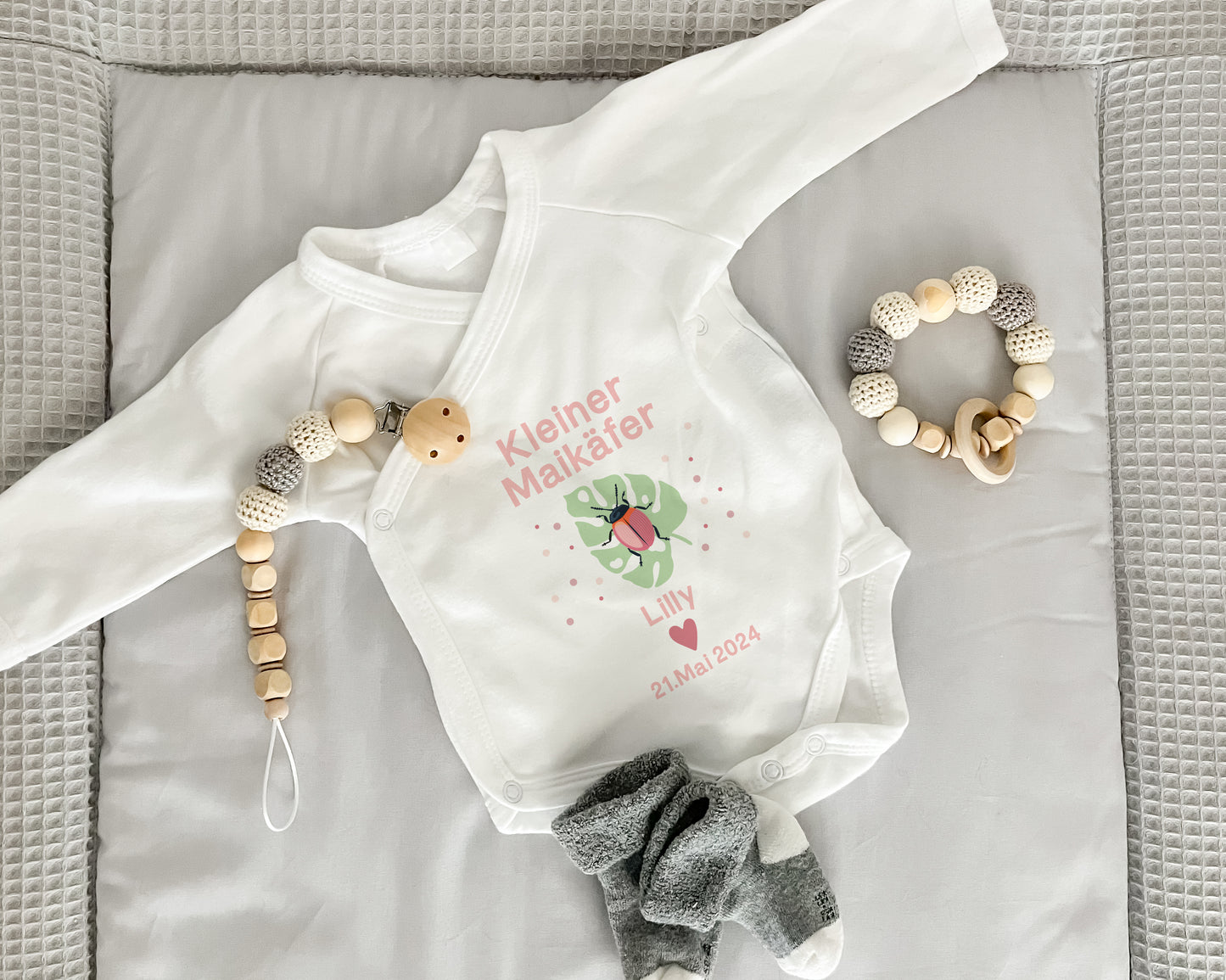 Personalisierter Baby Wickelbody aus Bio-Baumwolle | Kleiner Maikäfer Mädchen | Namen + Datum | Rosa | Langarm Babybody | Geschenk Geburt - verschenkich.de