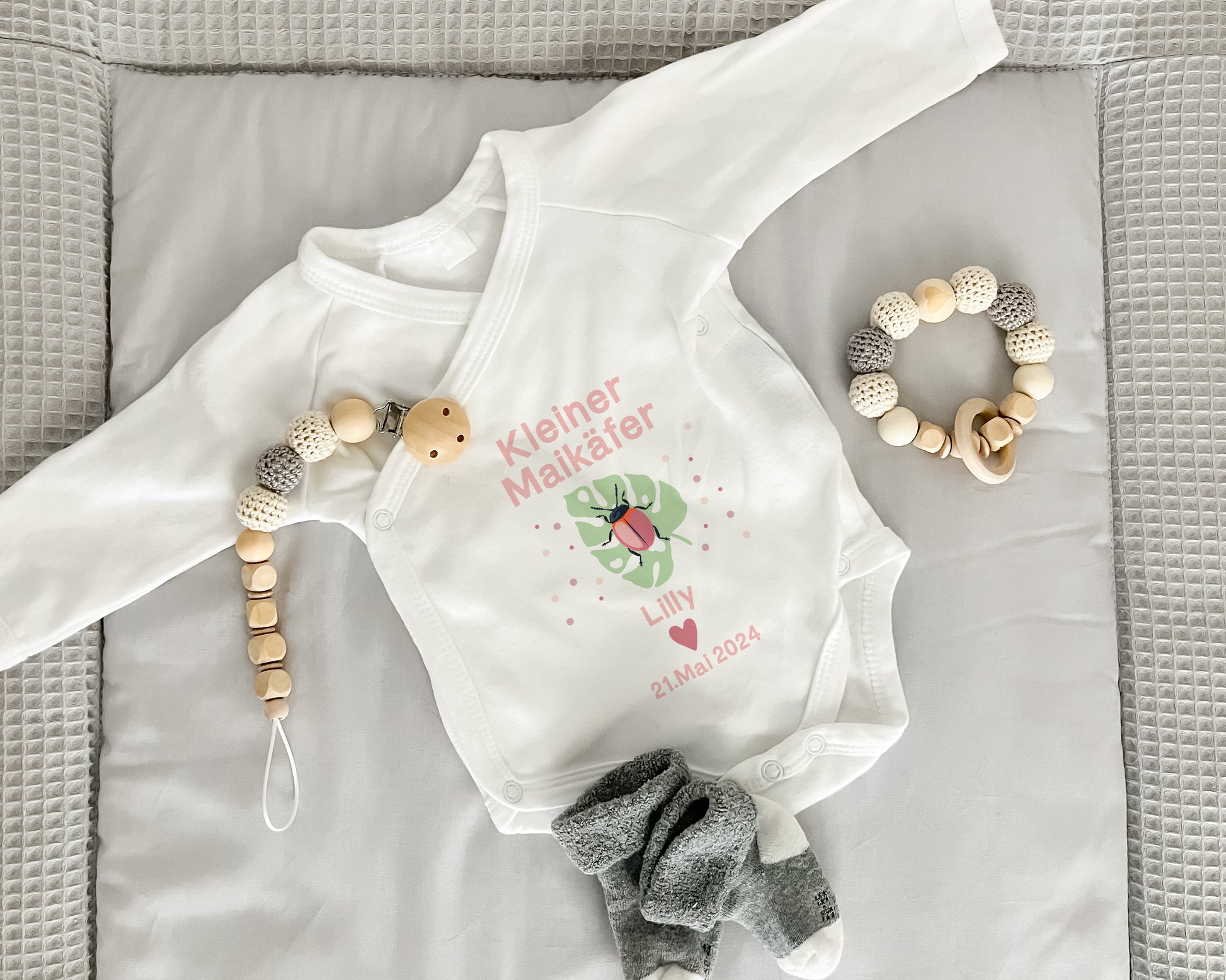 Personalisierter Baby Wickelbody aus Bio-Baumwolle | Kleiner Maikäfer Mädchen | Namen + Datum | Rosa | Langarm Babybody | Geschenk Geburt - verschenkich.de