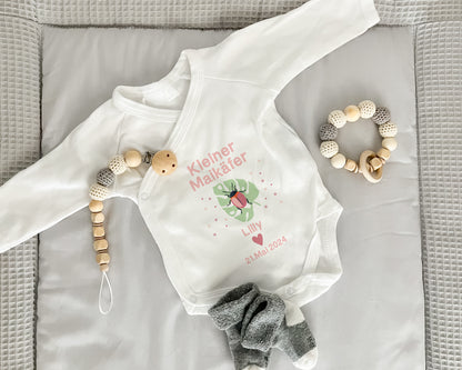 Personalisierter Baby Wickelbody aus Bio-Baumwolle | Kleiner Maikäfer Mädchen | Namen + Datum | Rosa | Langarm Babybody | Geschenk Geburt - verschenkich.de