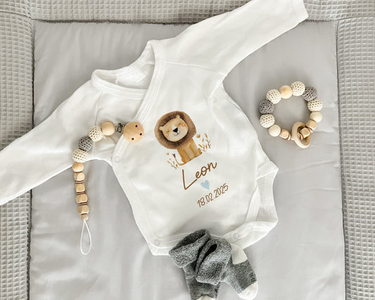 Personalisierter Baby Wickelbody aus Bio-Baumwolle | Löwe | Name + Datum | Herz in Rosa oder Blau | Langarm Babybody | Geschenk Geburt - verschenkich.de