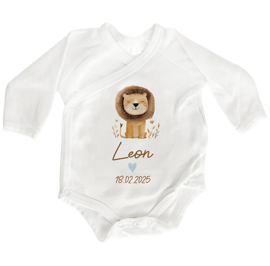 Personalisierter Baby Wickelbody aus Bio-Baumwolle | Löwe | Name + Datum | Herz in Rosa oder Blau | Langarm Babybody | Geschenk Geburt - verschenkich.de