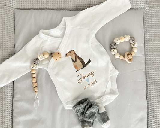 Personalisierter Baby Wickelbody aus Bio-Baumwolle | Otter | Name + Datum | Herz in Rosa oder Blau | Langarm Babybody | Geschenk Geburt - verschenkich.de