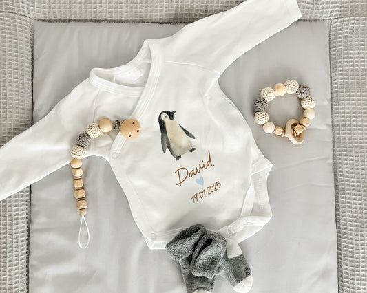 Personalisierter Baby Wickelbody aus Bio-Baumwolle | Pinguin | Name + Datum | Herz in Rosa oder Blau | Langarm Babybody | Geschenk Geburt - verschenkich.de