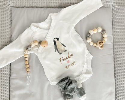 Personalisierter Baby Wickelbody aus Bio-Baumwolle | Pinguin | Name + Datum | Herz in Rosa oder Blau | Langarm Babybody | Geschenk Geburt - verschenkich.de