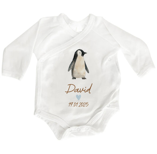 Personalisierter Baby Wickelbody aus Bio-Baumwolle | Pinguin | Name + Datum | Herz in Rosa oder Blau | Langarm Babybody | Geschenk Geburt - verschenkich.de