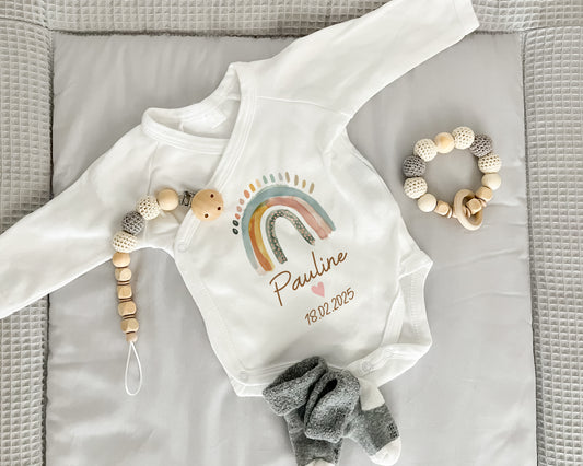 Personalisierter Baby Wickelbody | Bio-Baumwolle | Boho Regenbogen Aquarell | Name & Datum | Langarm Babybody | Herz blau oder rosa - verschenkich.de
