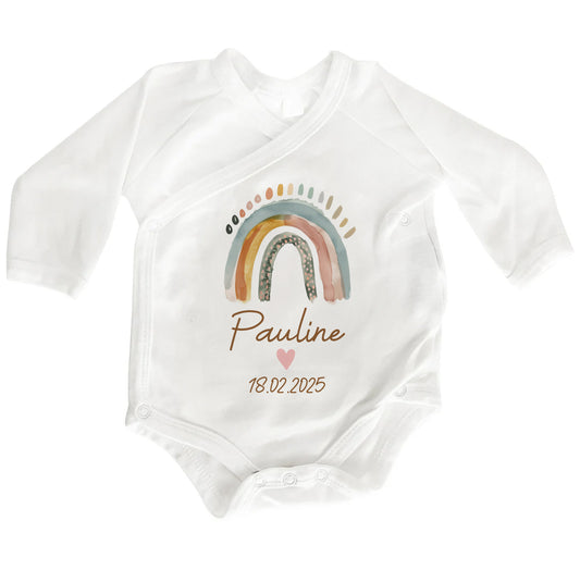 Personalisierter Baby Wickelbody | Bio-Baumwolle | Boho Regenbogen Aquarell | Name & Datum | Langarm Babybody | Herz blau oder rosa - verschenkich.de