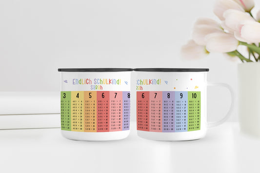 Personalisierter Emaillebecher | Endlich Schulkind 1x1 bunt | Emaille Tasse | Rand schwarz oder silber | mit Namen | Geschenk Einschulung - verschenkich.de