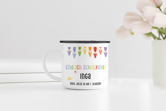 Personalisierter Emaillebecher | Endlich Schulkind | Buntstifte oben | Emaille Tasse | Rand schwarz oder silber | mit Name | Einschulung - verschenkich.de