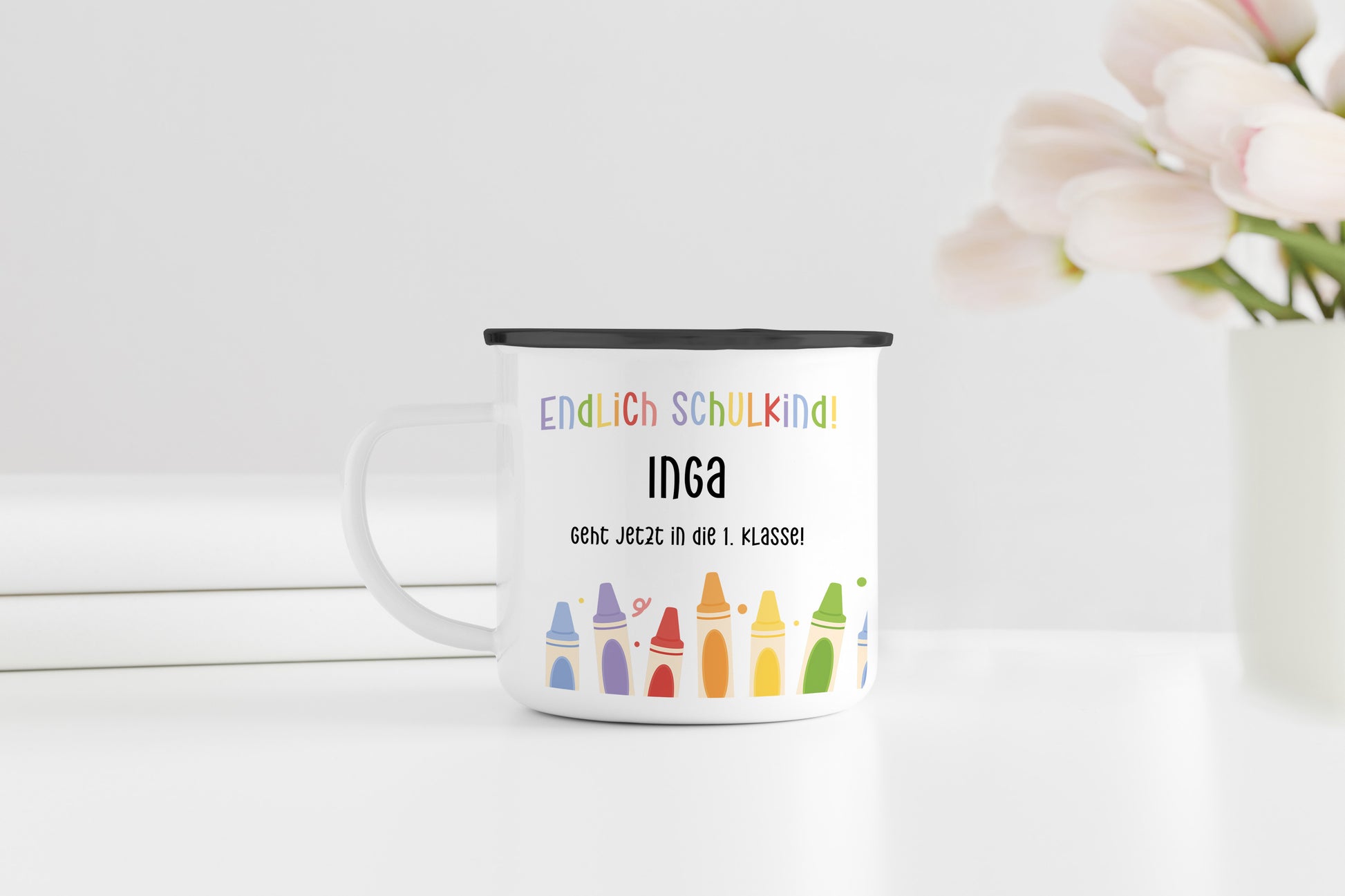 Personalisierter Emaillebecher | Endlich Schulkind | Buntstifte unten | Emaille Tasse | Rand schwarz oder silber | mit Name | Einschulung - verschenkich.de