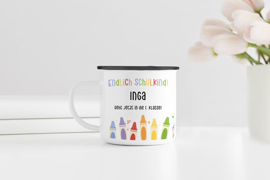 Personalisierter Emaillebecher | Endlich Schulkind | Buntstifte unten | Emaille Tasse | Rand schwarz oder silber | mit Name | Einschulung - verschenkich.de