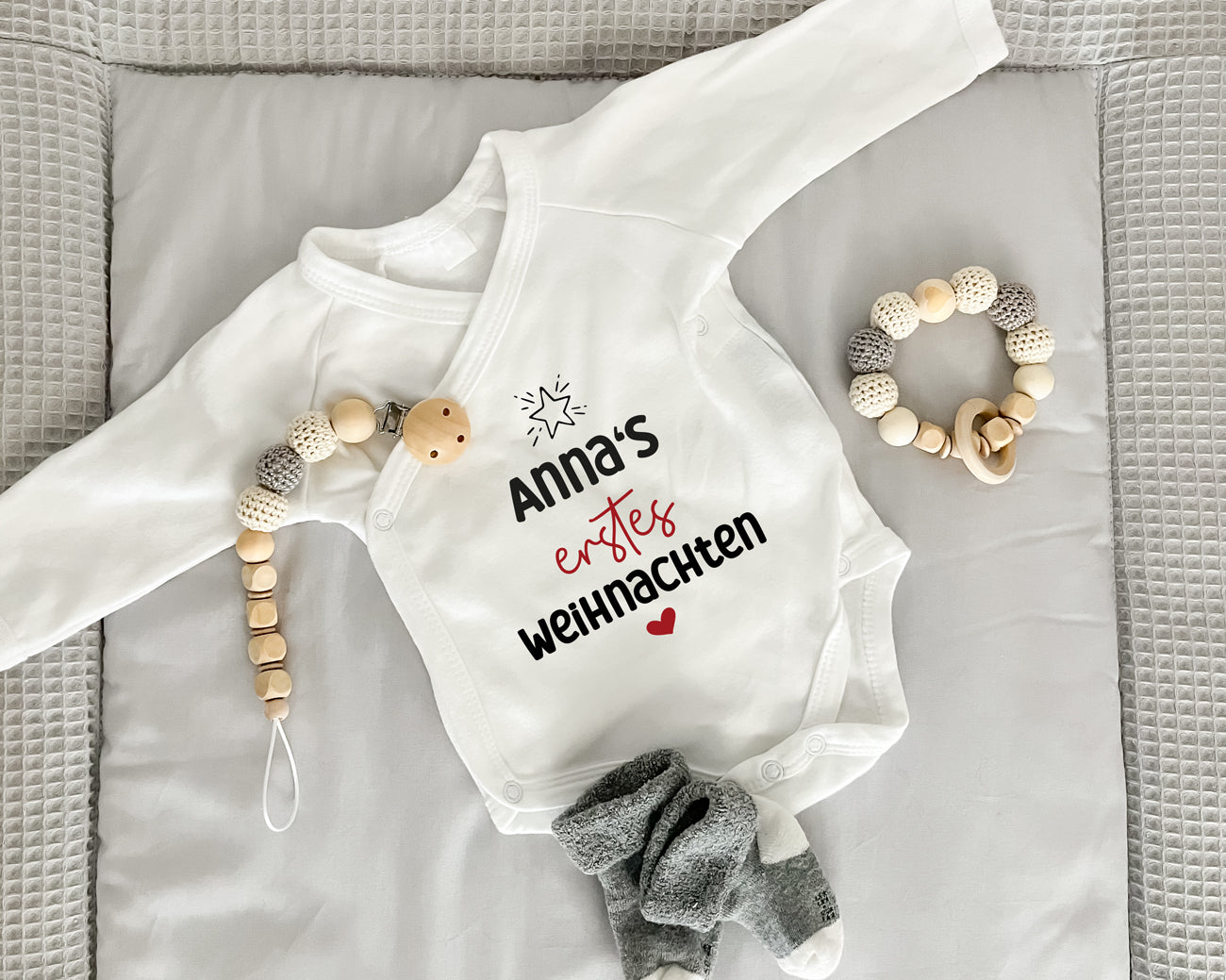 Personalisierter Premium Wickelbody | Babys erstes Weihnachten | Langarm Body | Bio-Baumwolle | Geschenk zur Geburt & Weihnachten - verschenkich.de