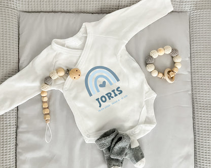 Personalisierter Premium Wickelbody | Regenbogen Blau | Langarm Body | Bio-Baumwolle | Geschenk zur Geburt mit Wunschnamen und Geburtsdaten - verschenkich.de