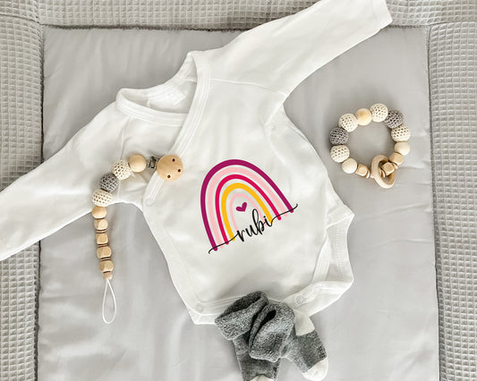 Personalisierter Premium Wickelbody | Regenbogen Bunt | Langarm Body | Bio-Baumwolle | Geschenk zur Geburt mit Wunschnamen - verschenkich.de