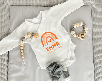 Personalisierter Premium Wickelbody | Regenbogen Gelb | Langarm Body | Bio-Baumwolle | Geschenk zur Geburt mit Wunschnamen und Geburtsdaten - verschenkich.de
